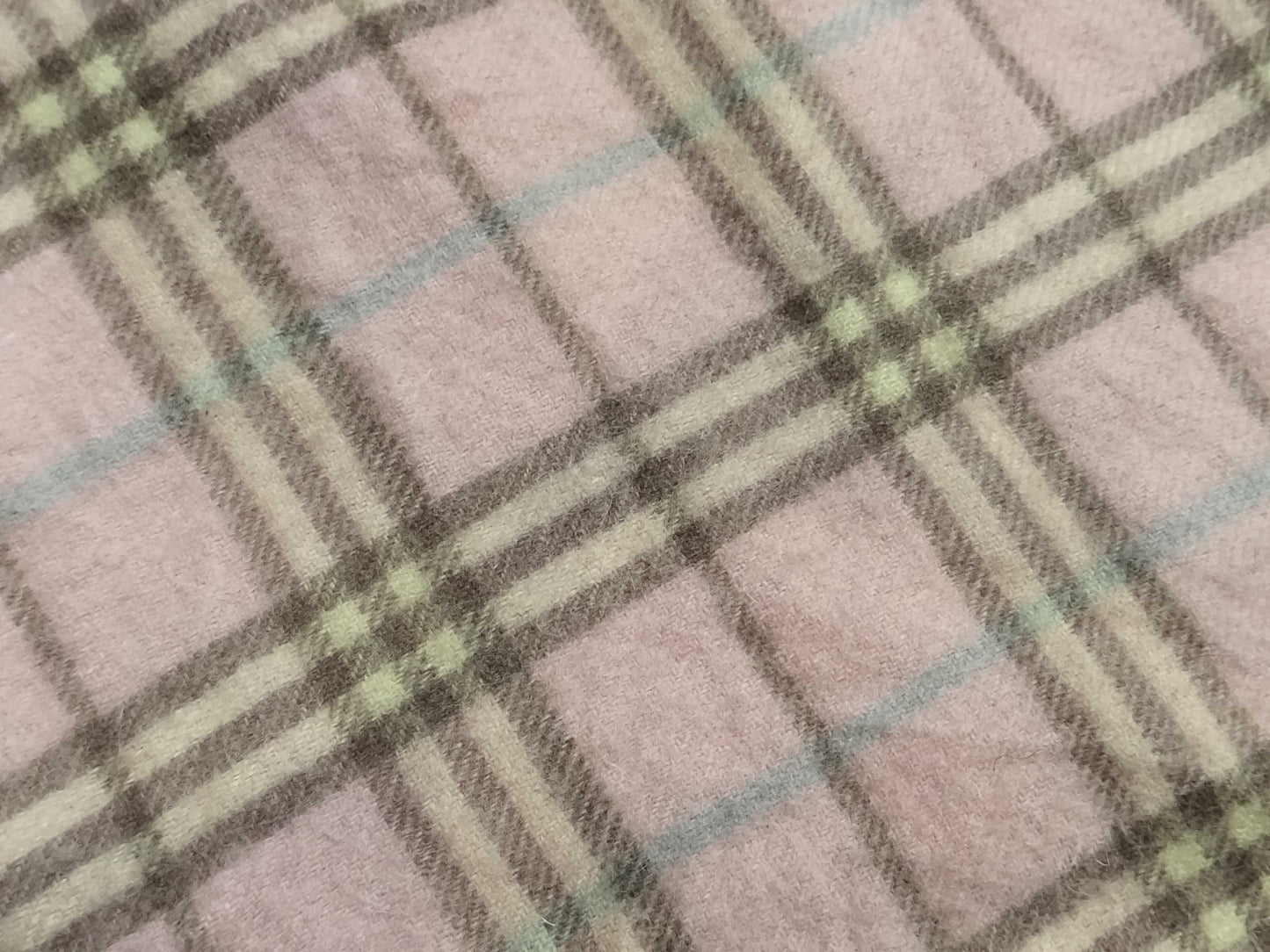 burberry 100% lambswool baby pink scarf