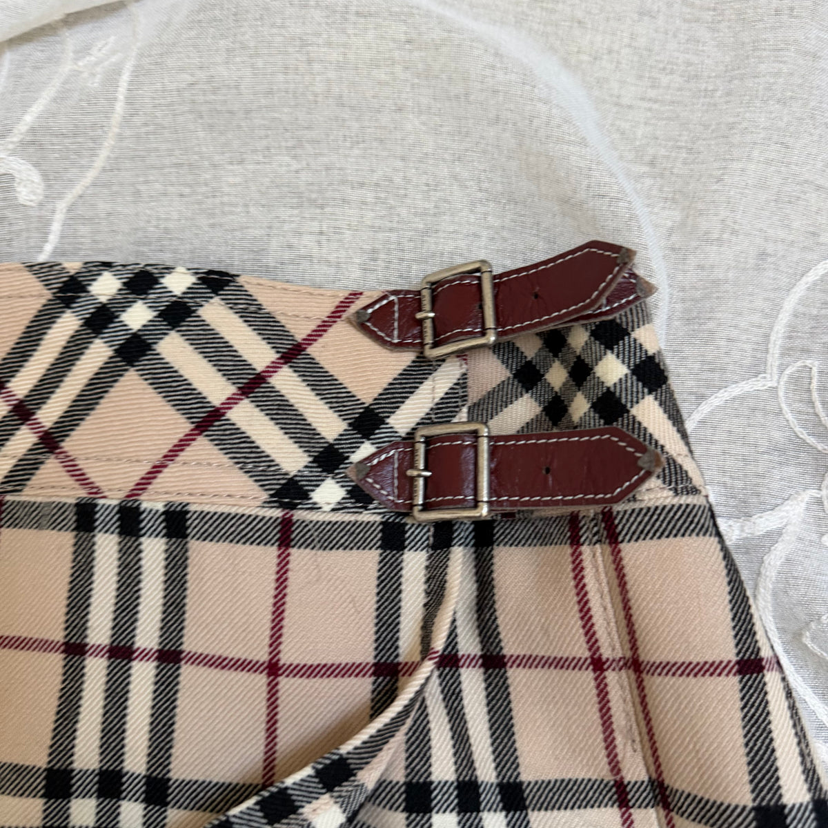 xovintage BURBERRY CLASSIC PLEATED VINTAGE BELTED MINI SKIRT, X-SMALL - Clothing