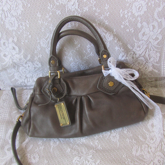 marc by marc jacobs vintage greige baby groovee bag
