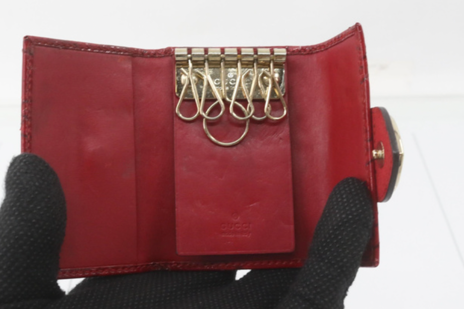 gucci guccissima patent red key case with heart details